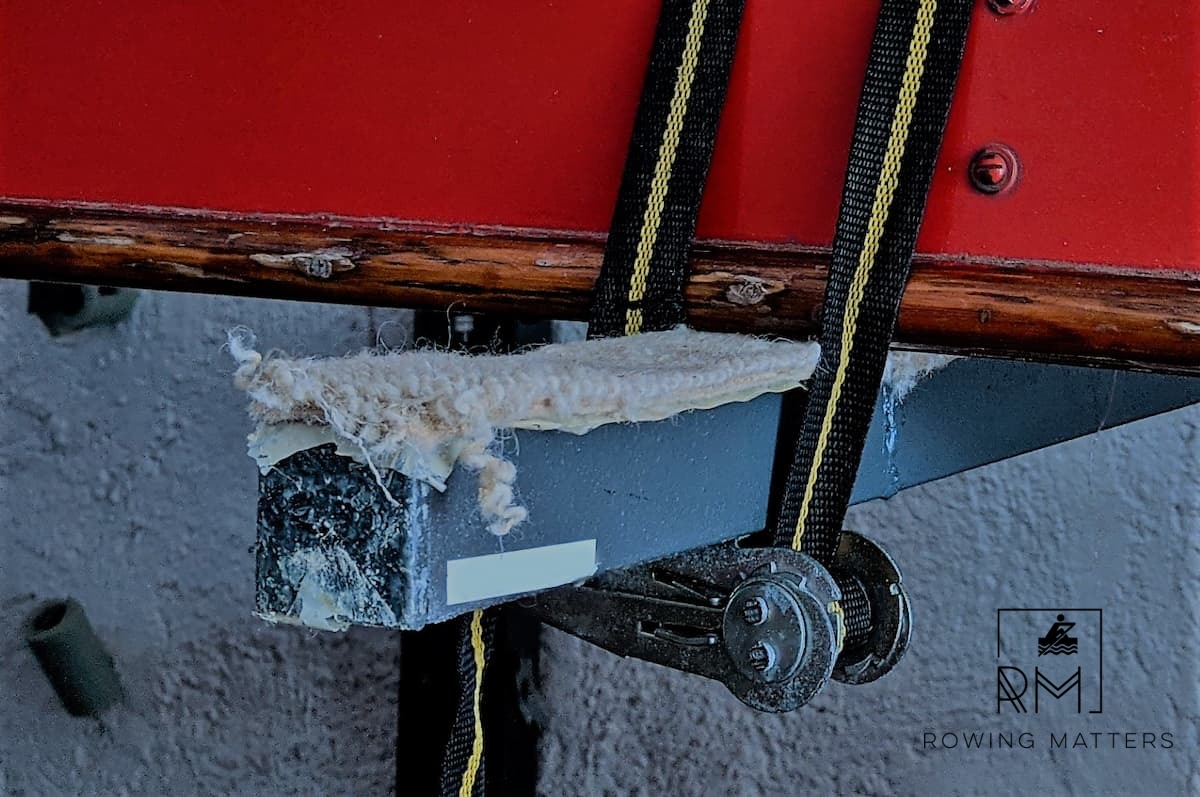 Das Boot ist meinem Ratschen-Gurt gesichert. Die Ratsche sitzt unter dem Lager, um das Boot nicht zu zerkratzen.