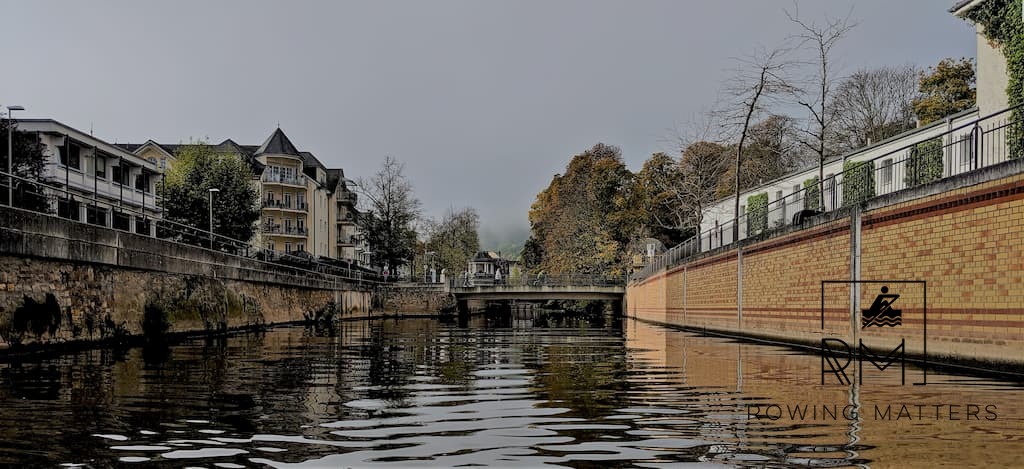 Im Mühlenteich mit Blick auf die Kurhausbrücke.